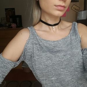 Shoulderless top